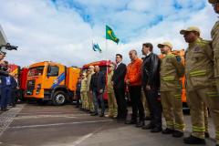 Governador entrega 10 novos caminhões para combate a incêndios