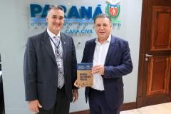 : O secretário da Casa Civil, João Carlos Ortega, e o presidente do Comitê Permanente de Desburocratização, Jean Rafael Puchetti Ferreira, receberam a publicação que destaca o programa Descomplica.