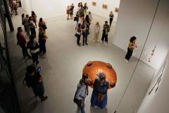 Museu de Arte Contemporânea do Paraná (MAC Paraná) - No MAC no MON, a artista Guita Soifer apresenta a exposição a Trama Intrincada do Tempo que traz pinturas, esculturas, fotografias, gravuras, vídeos e instalações explorando o tempo, a memória e as transformações da matéria