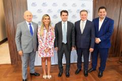 O secretário-chefe da Casa Civil, João Carlos Ortega, representando o governador Carlos Massa Ratinho Junior, entregou a Mensagem do Executivo ao Legislativo , um documento de 335 páginas que detalha os projetos, investimentos e resultados alcançados no ano passado, além dos objetivos para 2025.