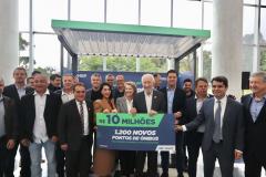 Trinta municípios paranaenses vão receber 1.200 novos abrigos de pontos de ônibus adquiridos pelo Governo do Estado por meio da Agência de Assuntos Metropolitanos do Paraná (Amep). O anúncio foi feito nesta terça-feira (22) pelo governador em exercício Darci Piana e envolve investimentos de R$ 7,4 milhões do orçamento estadual e de outros R$ 3,1 milhões de emendas indicadas por deputados estaduais.