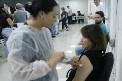 Com aumento da vacinação no Paraná, casos e internações por síndromes gripais diminuem