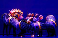 Centro Cultural Teatro Guaíra - Auditório Glauco Flores de Sá Brito (Miniauditório) - CHOQUE – O espetáculo de dança CHOQUE, dirigido por Fernando de Proença, segue em temporada até 19 de outubro, com sessões de quarta a sábado, às 20h, e domingos, às 19h. Em cena, as intérpretes Carmen Jorge, Elke Siedler e Juliana Adur percorrem trajetórias singulares que, ao se sobreporem, formam um corpo coletivo inspirado no conceito de choque de Walter Benjamin