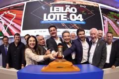 O governador Carlos Massa Ratinho Junior participou nesta quinta-feira (23), na Bolsa de Valores de São Paulo (B3), do leilão do Lote 4 das concessões rodoviárias do Paraná, vencido pelo Consórcio Infraestrutura PR, do Grupo EPR, que apresentou o maior desconto entre os participantes: 21,30% sobre a tarifa básica de pedágio, fixada em R$ 0,1678 por quilômetro.