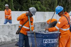 Operários da Ponte de Guaratuba festejam entrega da estrutura no Dia do Trabalhador