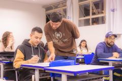 Migrantes de 14 nacionalidades aprendem português em projeto da UEPG
