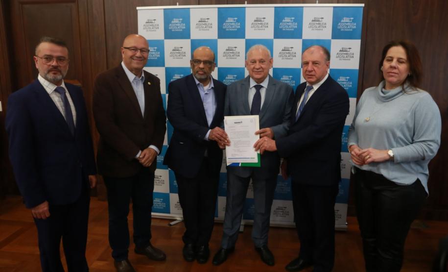 O Governo do Estado entregou nesta segunda-feira (3) à Assembleia Legislativa o Projeto de Lei Orçamentária Anual (PLOA) para 2023