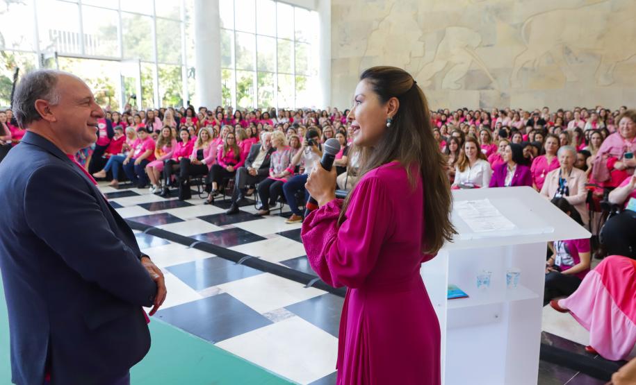 Primeira-dama destaca importância da conscientização contra o câncer de mama
