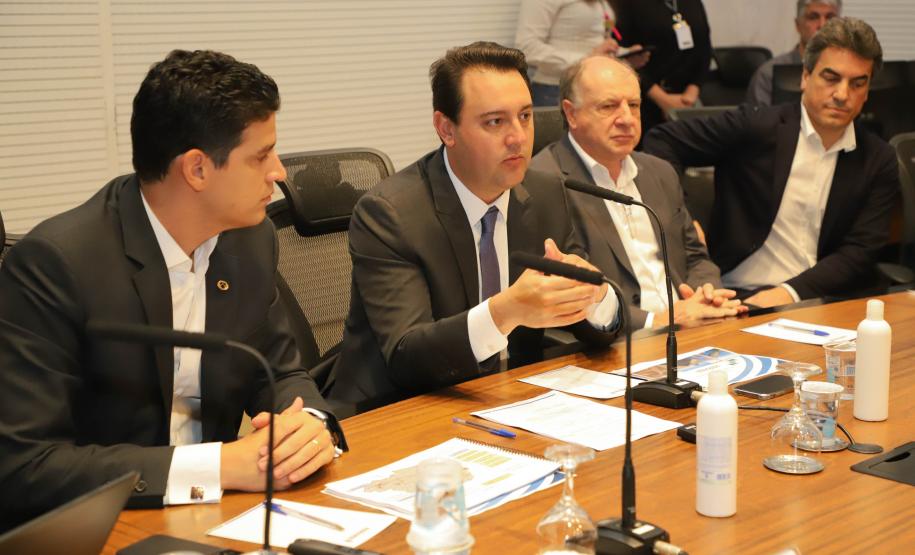 Governador Carlos Massa Ratinho Junior durante reunião técnica com o ministro da Infraestrutura, Marcelo Sampaio, no Palácio Iguaçu