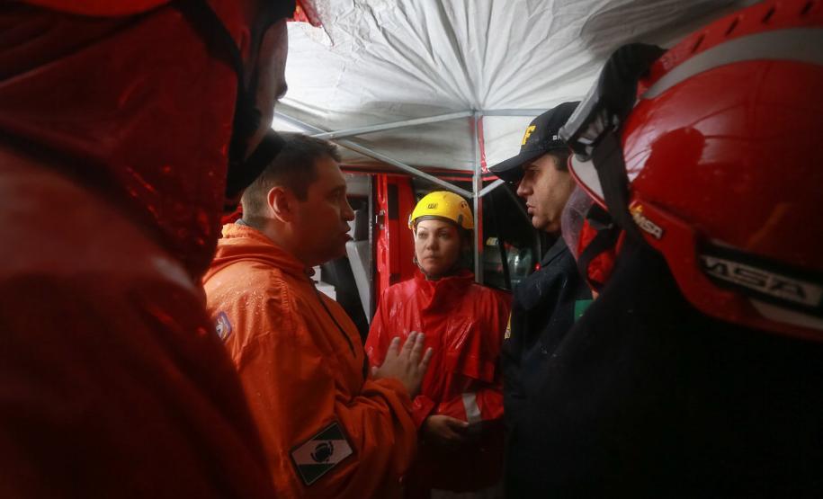 Equipes do Estado auxiliam trabalhos de atendimento às vítimas do deslizamento da BR-376