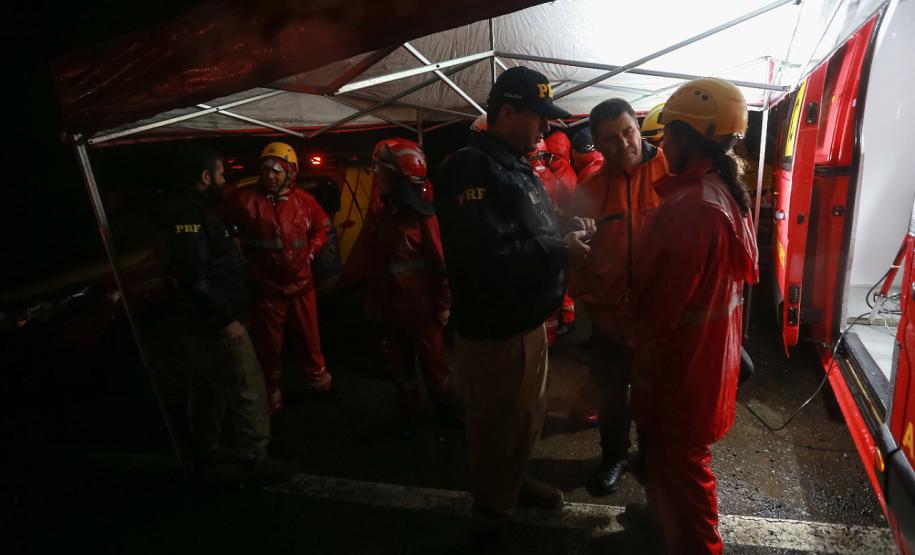 Equipes do Estado auxiliam trabalhos de atendimento às vítimas do deslizamento da BR-376