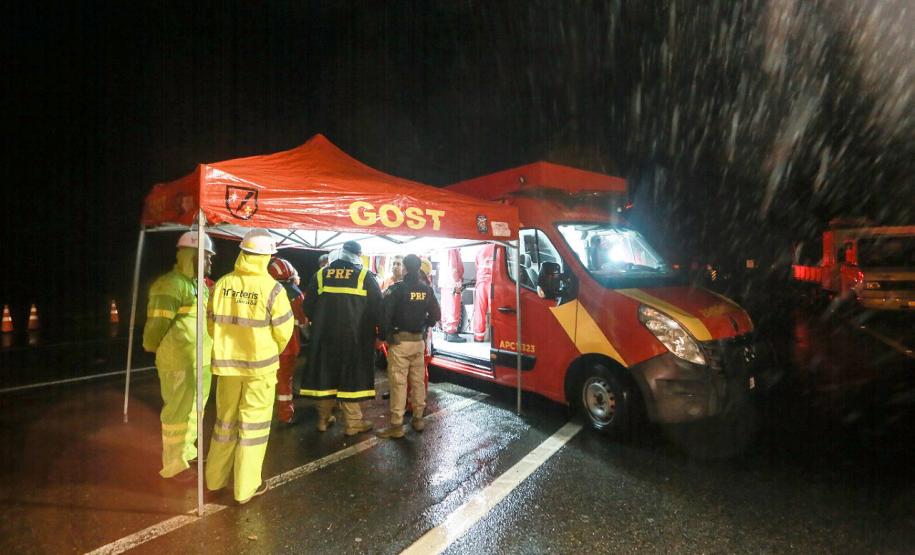 Equipes do Estado auxiliam trabalhos de atendimento às vítimas do deslizamento da BR-376