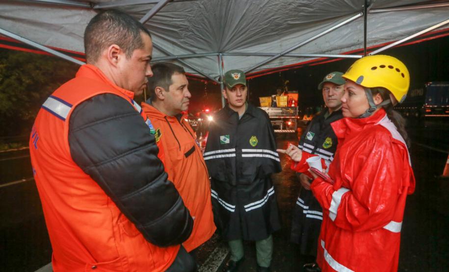 Equipes do Estado auxiliam trabalhos de atendimento às vítimas do deslizamento da BR-376