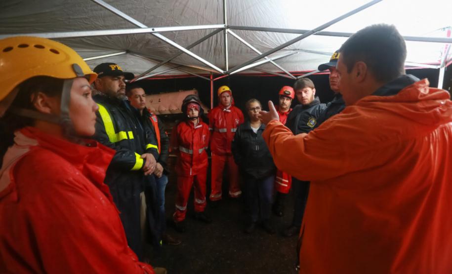 Equipes do Estado auxiliam trabalhos de atendimento às vítimas do deslizamento da BR-376