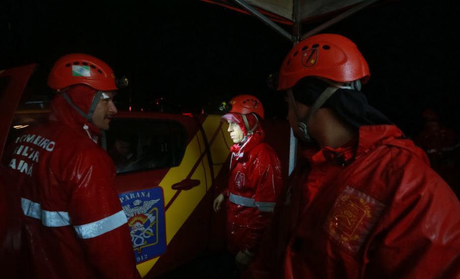 Equipes do Estado auxiliam trabalhos de atendimento às vítimas do deslizamento da BR-376