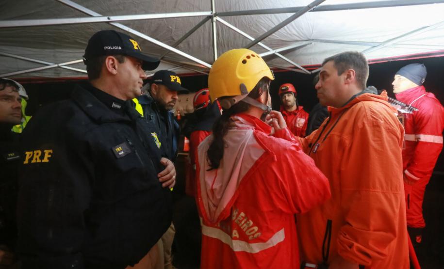 Equipes do Estado auxiliam trabalhos de atendimento às vítimas do deslizamento da BR-376