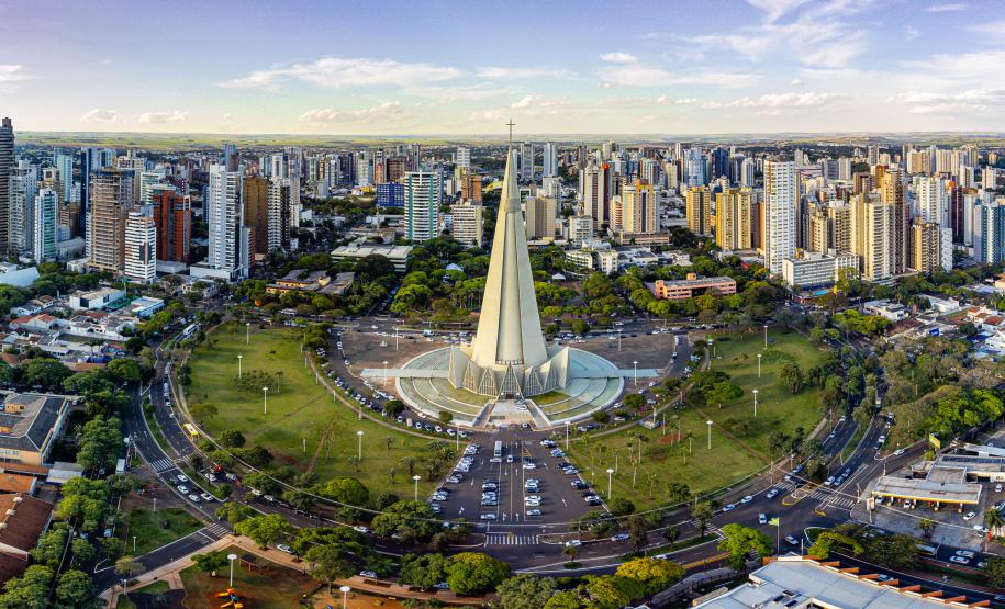 Maringá, 07 de novembro de 2022 - Imagem de drone da região central de Maringá com vista da catedral -