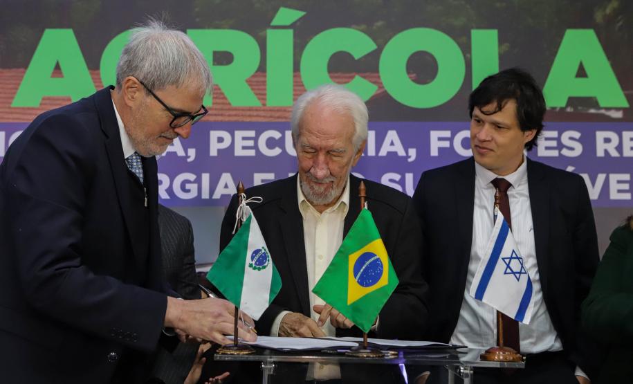 Pinhais, 01 de novembro de 2022 - Evento de entrega de veículos, benfeitorias e formalização de parceria com o governo israelense que aconteceu no Colégio Agricola Nilton Freire Maia.