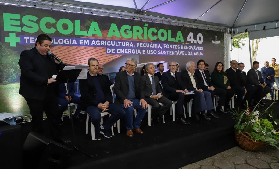 Pinhais, 01 de novembro de 2022 - Evento de entrega de veículos, benfeitorias e formalização de parceria com o governo israelense que aconteceu no Colégio Agricola Nilton Freire Maia.