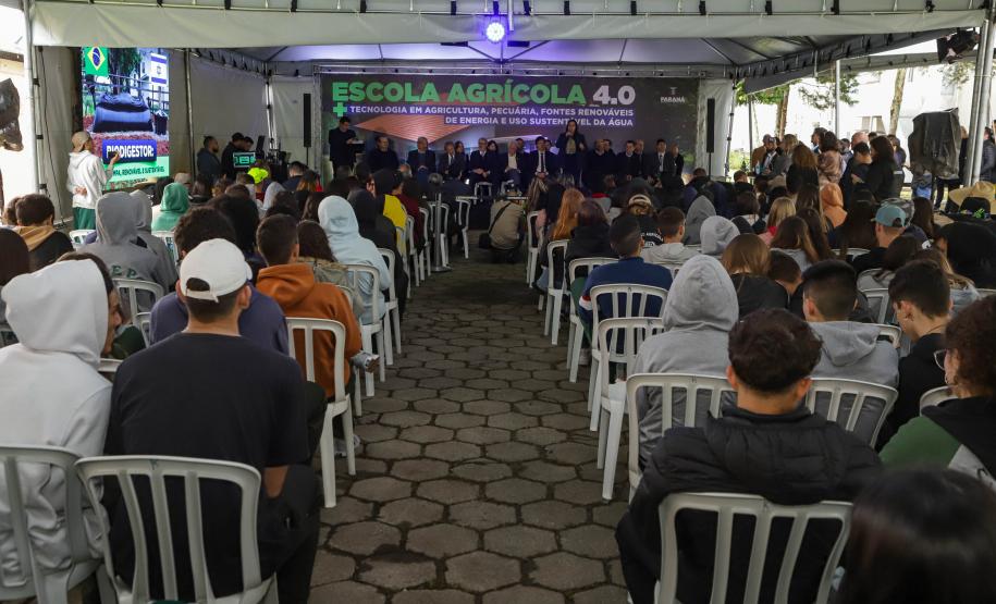 Pinhais, 01 de novembro de 2022 - Evento de entrega de veículos, benfeitorias e formalização de parceria com o governo israelense que aconteceu no Colégio Agricola Nilton Freire Maia.