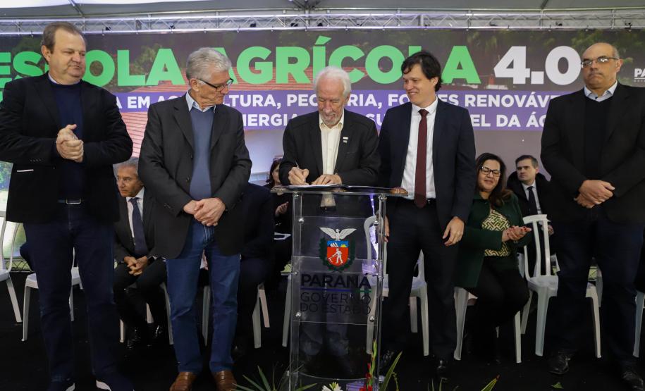 Pinhais, 01 de novembro de 2022 - Evento de entrega de veículos, benfeitorias e formalização de parceria com o governo israelense que aconteceu no Colégio Agricola Nilton Freire Maia.