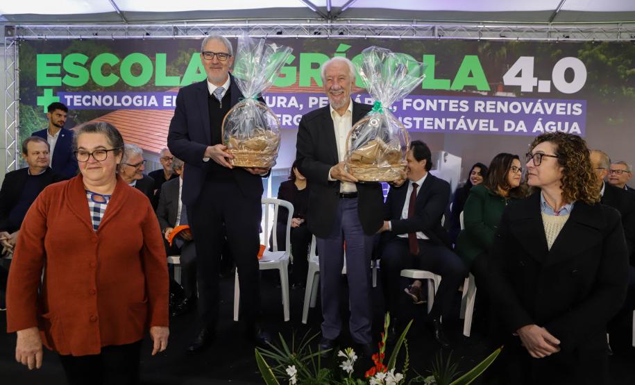 Pinhais, 01 de novembro de 2022 - Evento de entrega de veículos, benfeitorias e formalização de parceria com o governo israelense que aconteceu no Colégio Agricola Nilton Freire Maia.