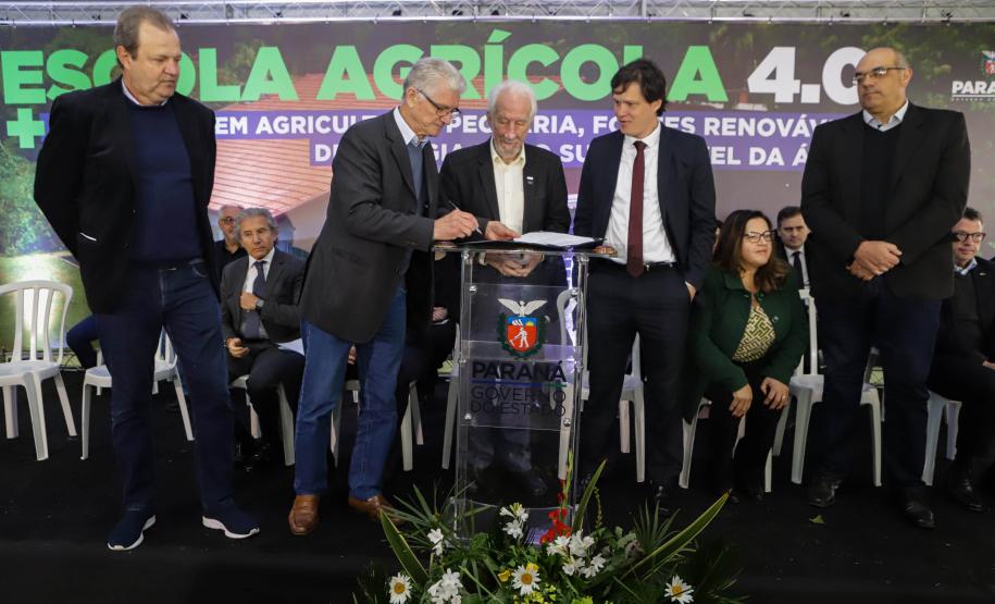 Pinhais, 01 de novembro de 2022 - Evento de entrega de veículos, benfeitorias e formalização de parceria com o governo israelense que aconteceu no Colégio Agricola Nilton Freire Maia.