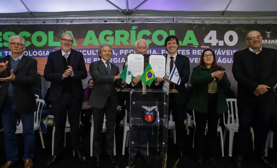Pinhais, 01 de novembro de 2022 - Evento de entrega de veículos, benfeitorias e formalização de parceria com o governo israelense que aconteceu no Colégio Agricola Nilton Freire Maia.