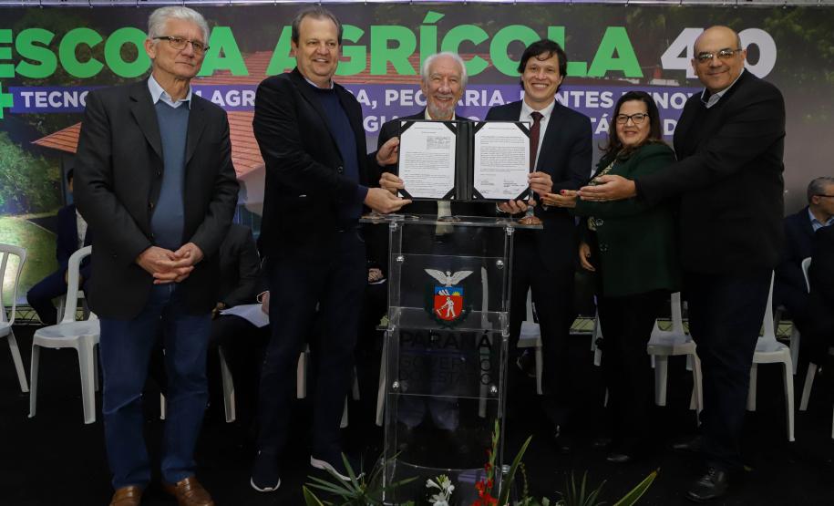 Pinhais, 01 de novembro de 2022 - Evento de entrega de veículos, benfeitorias e formalização de parceria com o governo israelense que aconteceu no Colégio Agricola Nilton Freire Maia.