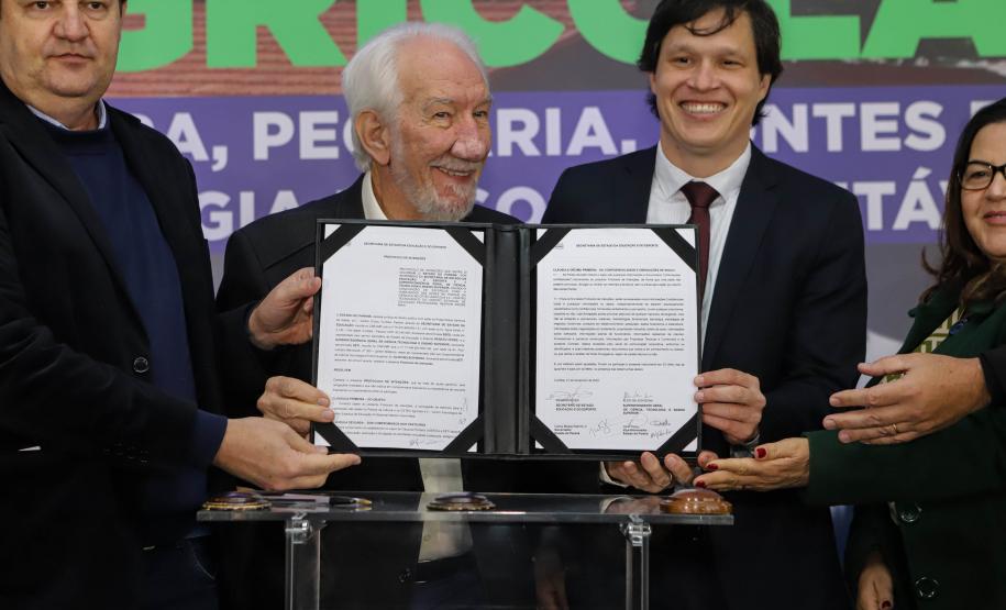 Pinhais, 01 de novembro de 2022 - Evento de entrega de veículos, benfeitorias e formalização de parceria com o governo israelense que aconteceu no Colégio Agricola Nilton Freire Maia.