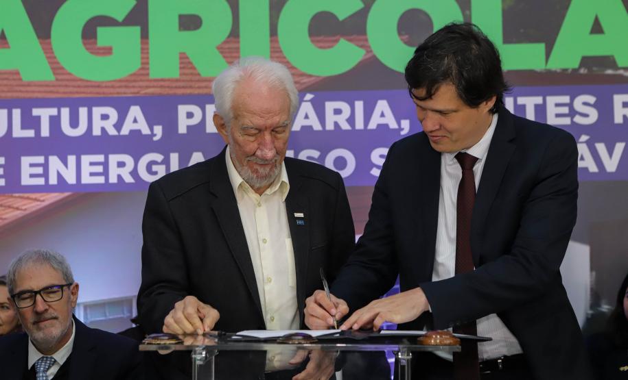Pinhais, 01 de novembro de 2022 - Evento de entrega de veículos, benfeitorias e formalização de parceria com o governo israelense que aconteceu no Colégio Agricola Nilton Freire Maia.