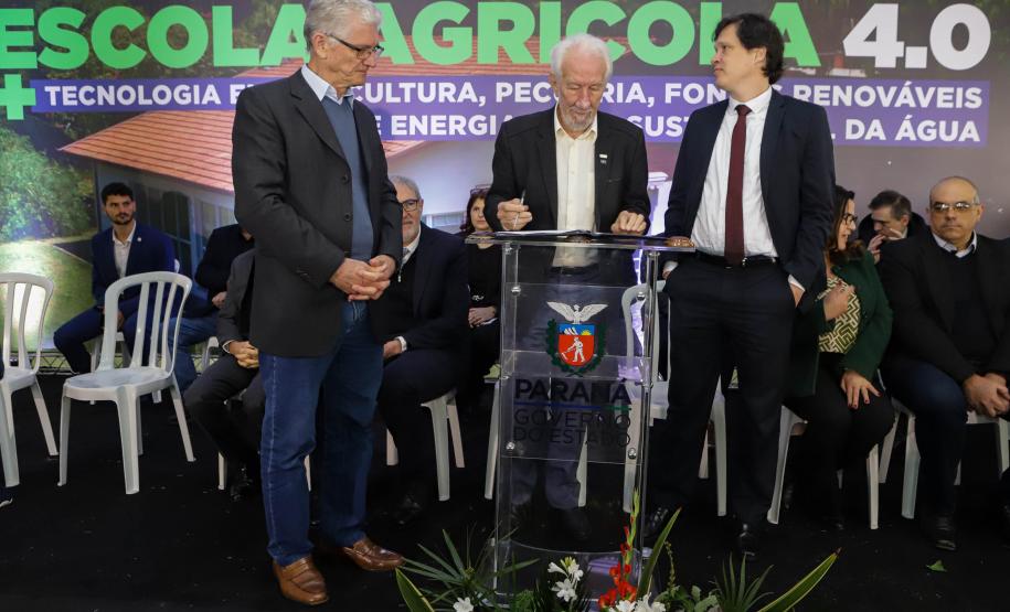Pinhais, 01 de novembro de 2022 - Evento de entrega de veículos, benfeitorias e formalização de parceria com o governo israelense que aconteceu no Colégio Agricola Nilton Freire Maia.