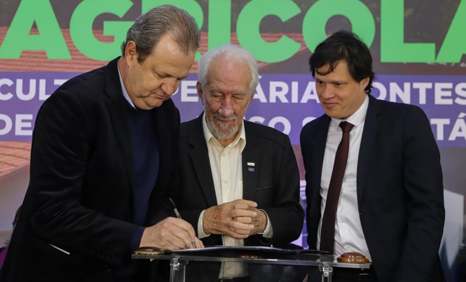 Pinhais, 01 de novembro de 2022 - Evento de entrega de veículos, benfeitorias e formalização de parceria com o governo israelense que aconteceu no Colégio Agricola Nilton Freire Maia.