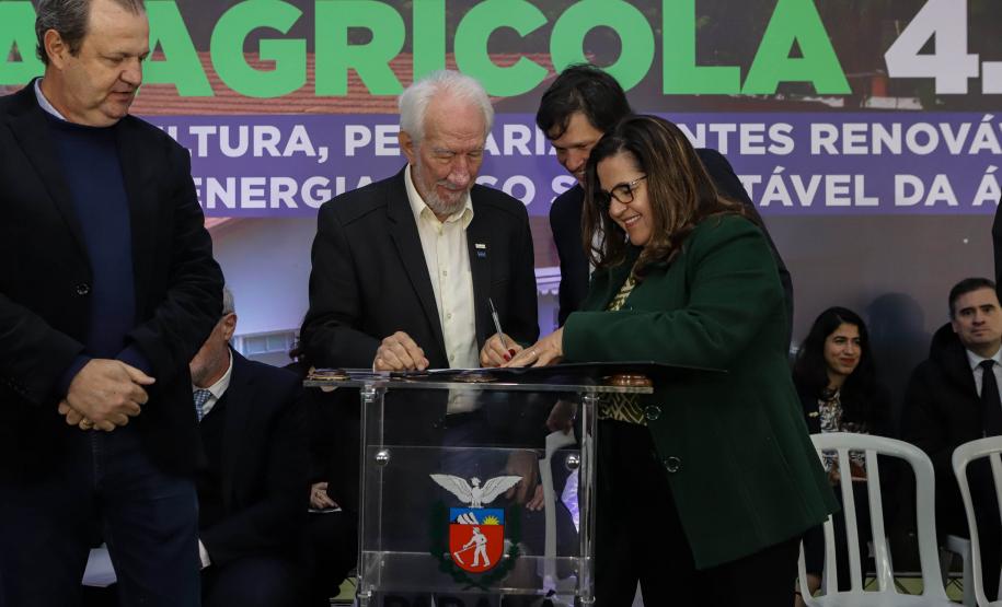 Pinhais, 01 de novembro de 2022 - Evento de entrega de veículos, benfeitorias e formalização de parceria com o governo israelense que aconteceu no Colégio Agricola Nilton Freire Maia.