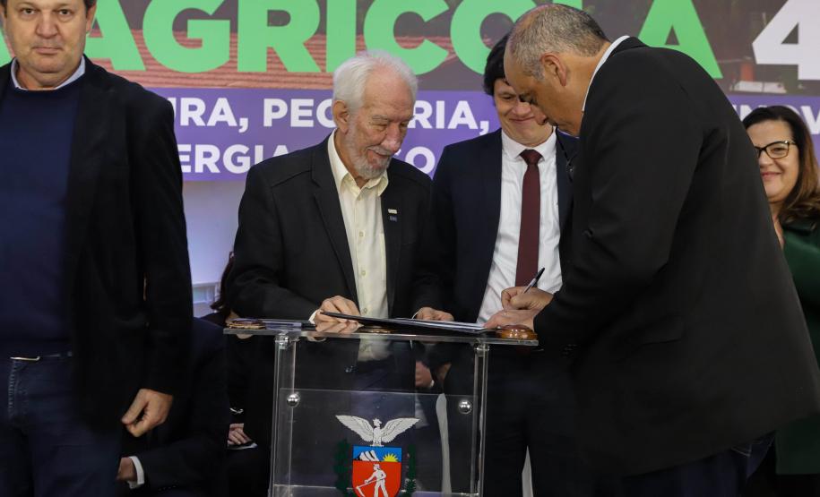 Pinhais, 01 de novembro de 2022 - Evento de entrega de veículos, benfeitorias e formalização de parceria com o governo israelense que aconteceu no Colégio Agricola Nilton Freire Maia.