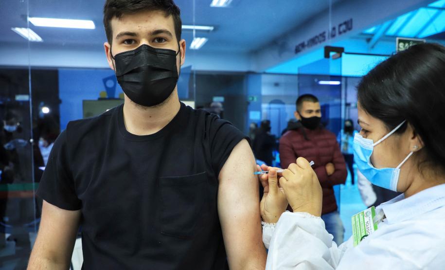 Paraná libera segunda dose de reforço contra Covid-19 para pessoas acima de 18 anos