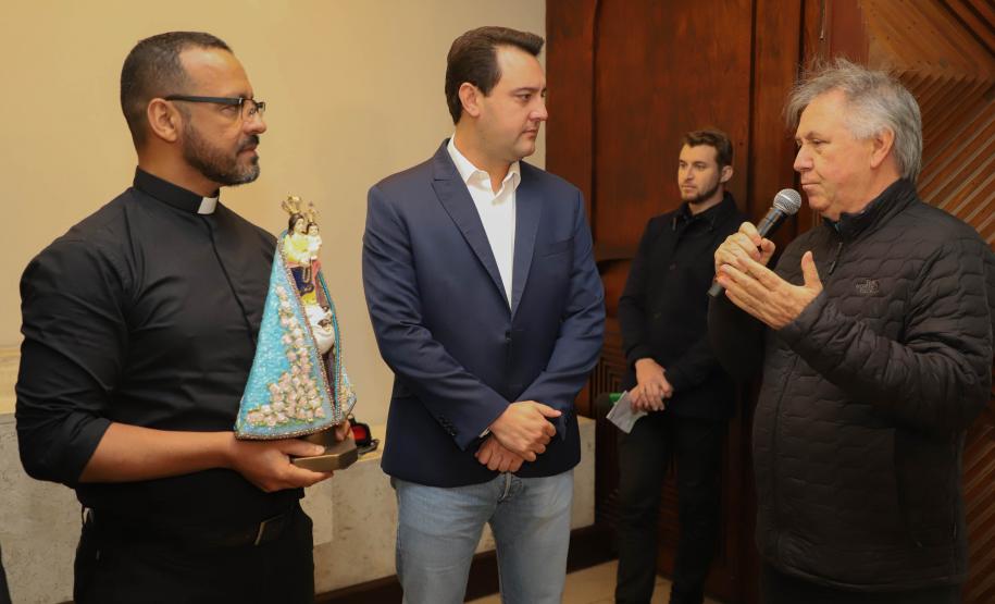 Governador Carlos Massa Ratinho Junior recebe a imagem de Nossa Senhora do Rocio no Palacio Iguaçu
