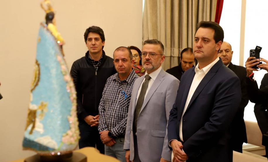 Governador Carlos Massa Ratinho Junior recebe a imagem de Nossa Senhora do Rocio no Palacio Iguaçu