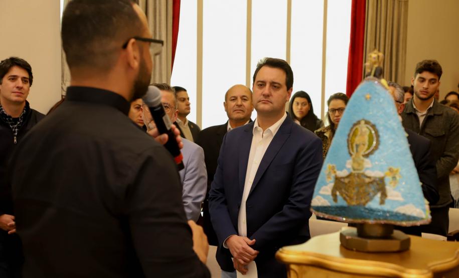 Governador Carlos Massa Ratinho Junior recebe a imagem de Nossa Senhora do Rocio no Palacio Iguaçu