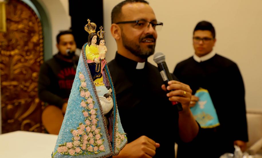 Governador Carlos Massa Ratinho Junior recebe a imagem de Nossa Senhora do Rocio no Palacio Iguaçu