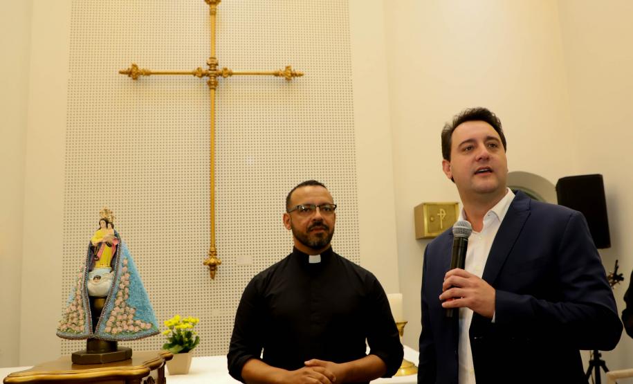 Governador Carlos Massa Ratinho Junior recebe a imagem de Nossa Senhora do Rocio no Palacio Iguaçu