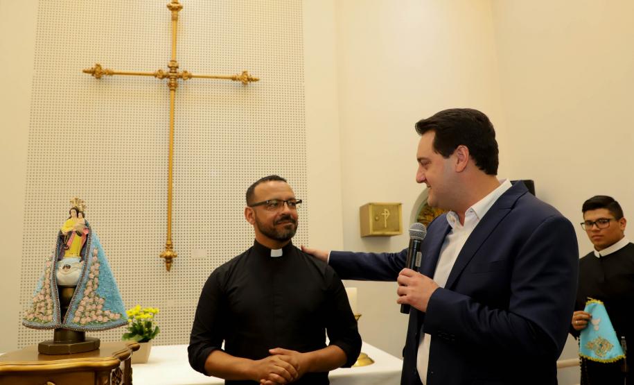 Governador Carlos Massa Ratinho Junior recebe a imagem de Nossa Senhora do Rocio no Palacio Iguaçu