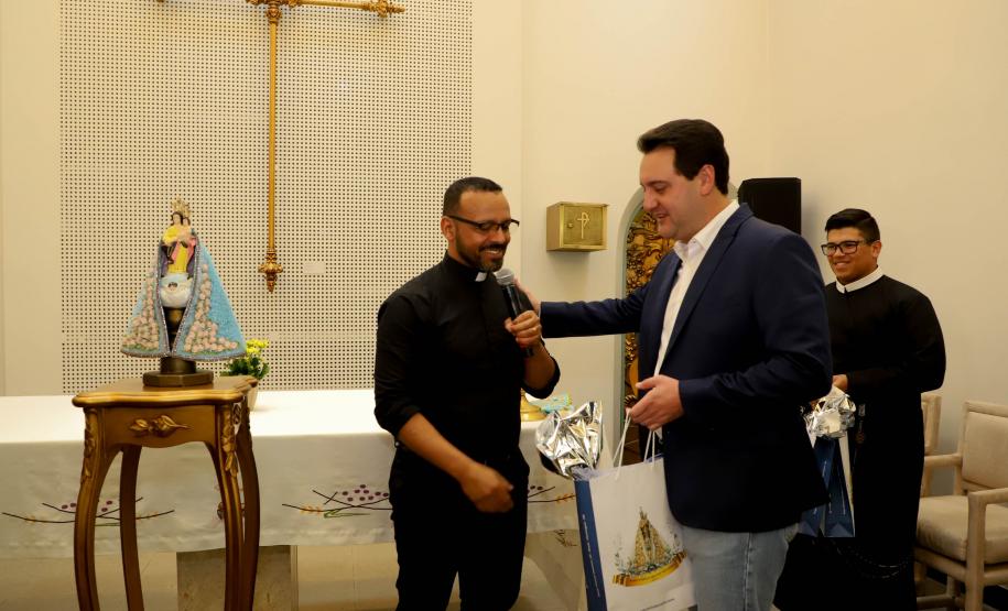 Governador Carlos Massa Ratinho Junior recebe a imagem de Nossa Senhora do Rocio no Palacio Iguaçu