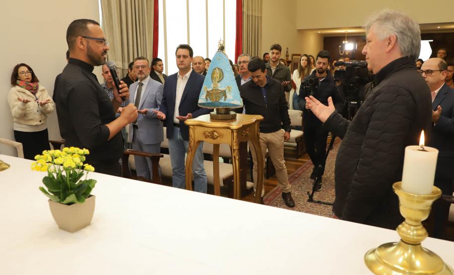Governador Carlos Massa Ratinho Junior recebe a imagem de Nossa Senhora do Rocio no Palacio Iguaçu