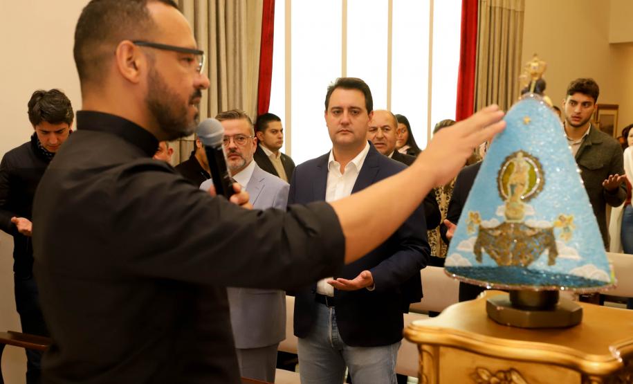 Governador Carlos Massa Ratinho Junior recebe a imagem de Nossa Senhora do Rocio no Palacio Iguaçu