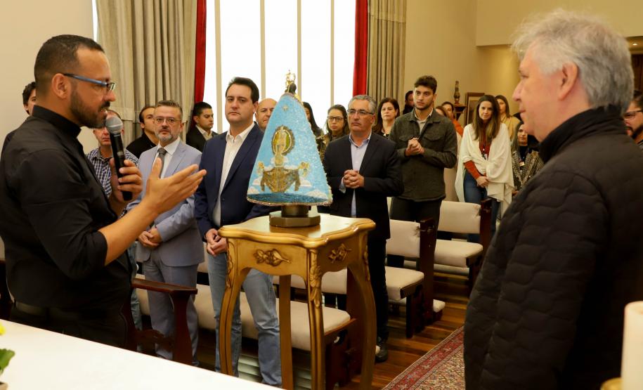 Governador Carlos Massa Ratinho Junior recebe a imagem de Nossa Senhora do Rocio no Palacio Iguaçu