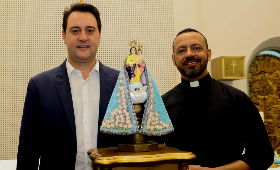 Governador Carlos Massa Ratinho Junior recebe a imagem de Nossa Senhora do Rocio no Palacio Iguaçu