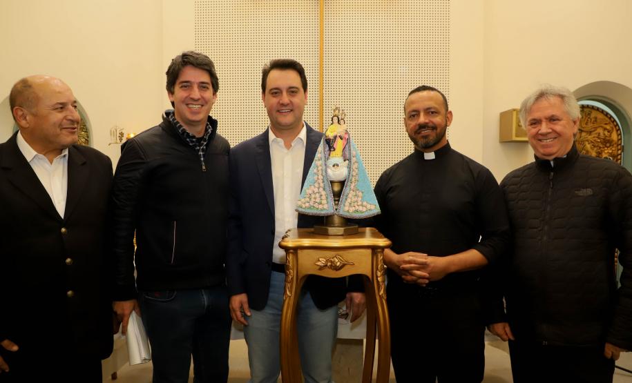 Governador Carlos Massa Ratinho Junior recebe a imagem de Nossa Senhora do Rocio no Palacio Iguaçu