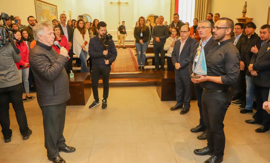 Governador Carlos Massa Ratinho Junior recebe a imagem de Nossa Senhora do Rocio no Palacio Iguaçu