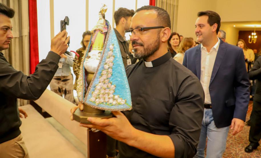 Governador Carlos Massa Ratinho Junior recebe a imagem de Nossa Senhora do Rocio no Palacio Iguaçu